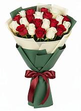 Букет Микс из красных и белых роз в Шкуропатове