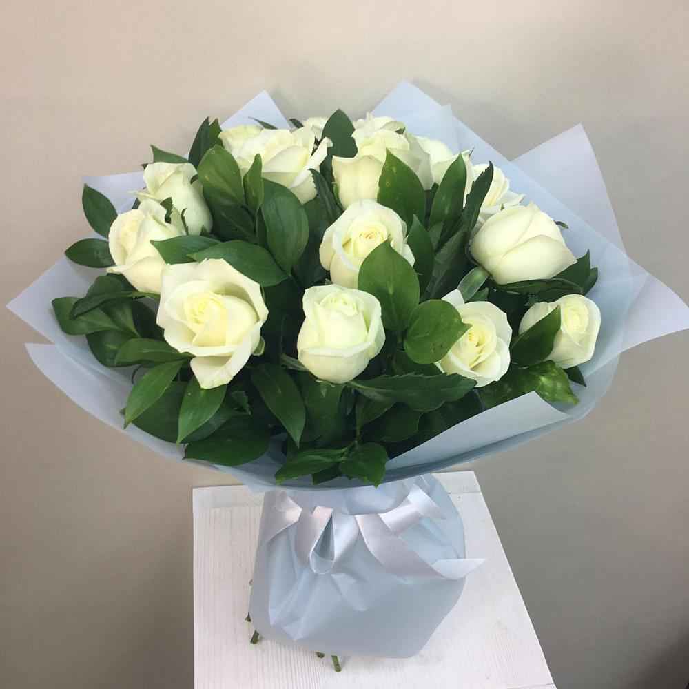 Букет 15 Белых роз Проуд в Шкуропатове