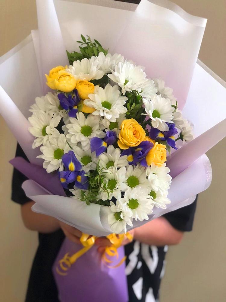 Букет цветов из: Ирисы, Хризантемы и Розы в Шкуропатове