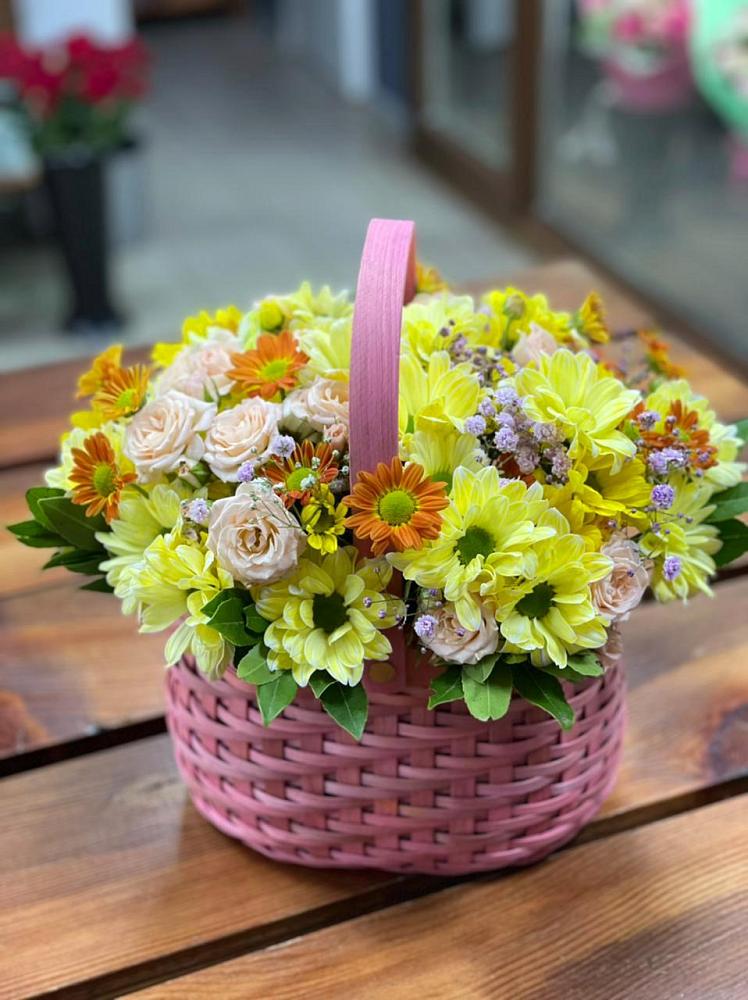 Цветочная композиция из Хризантемы и Розы в корзине в Шкуропатове