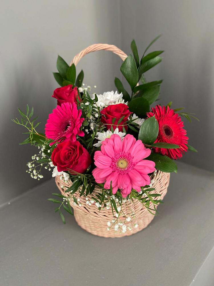 Цветочная композиция из Розы, Хризантемы и Герберы в корзине в Шкуропатове