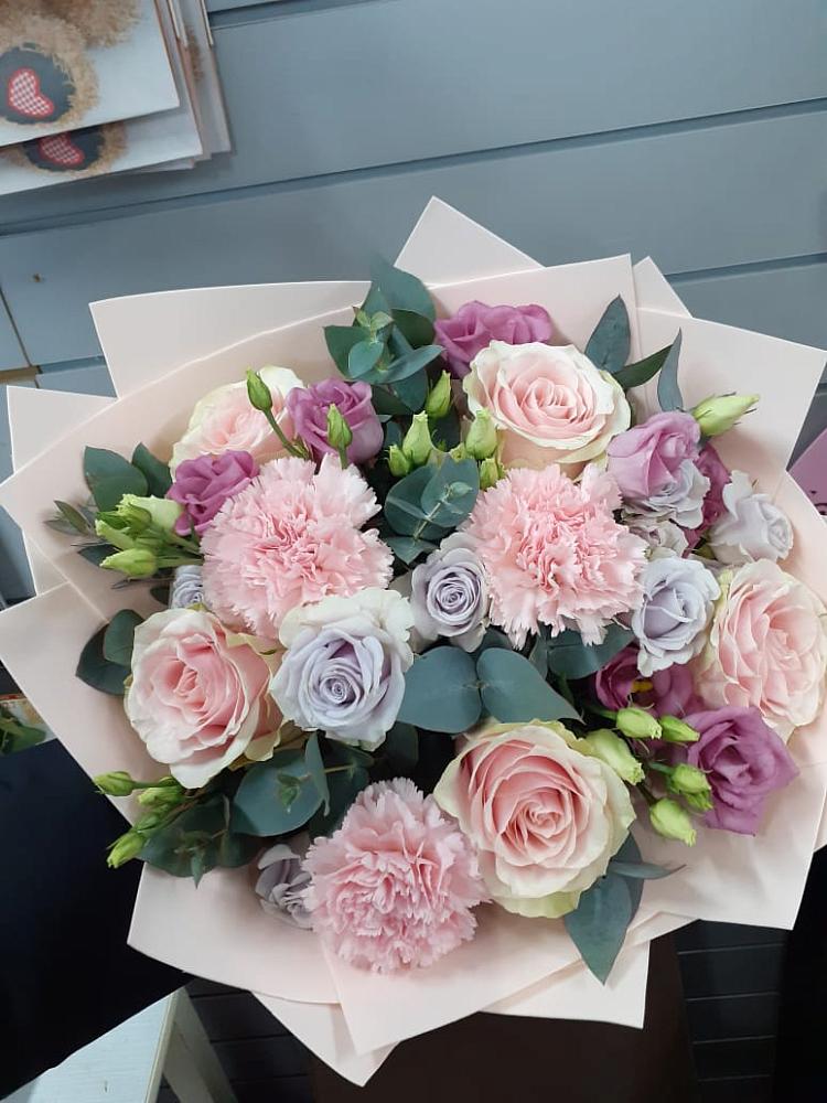 Букет цветов из: Розы, Гвоздики и Лизиантусы в Шкуропатове